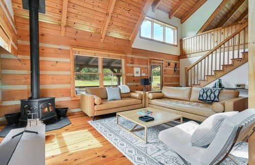 Tryon Cabin | Bear Creek Cabin- 8 mi to TIEC, Hot Tub, Sleeps 7 - Pet Friendly