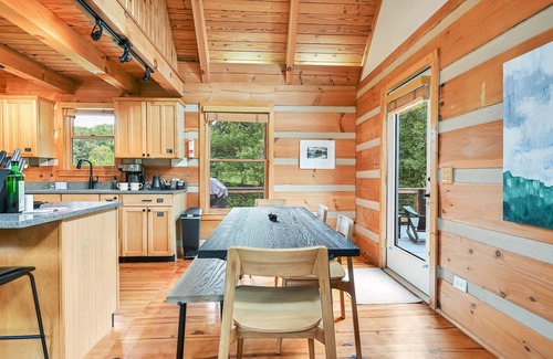 Tryon Cabin | Bear Creek Cabin- 8 mi to TIEC, Hot Tub, Sleeps 7 - Pet Friendly