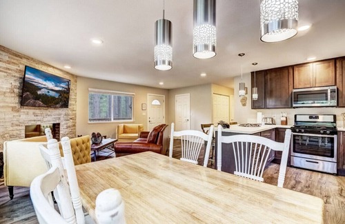 North Upper Truckee House | Bear Cub Cabin - Pets + Hot tub + Arcade Game