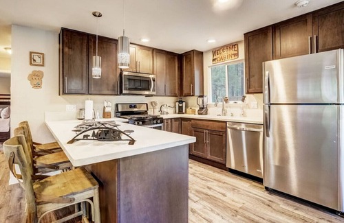 North Upper Truckee House | Bear Cub Cabin - Pets + Hot tub + Arcade Game