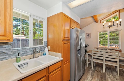 Big Bear City Cabin | Bear Cub Cottage with HotTub & Firepit