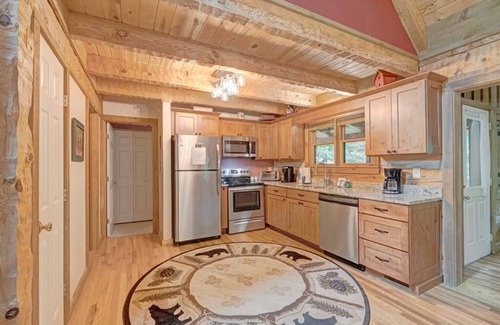 Seven Devils Cabin | Bear Den- Mountain Log Cabin, Wood Fireplace, Pool Table, Gas Grill, Hiking Trails, Skiing, Zipli.