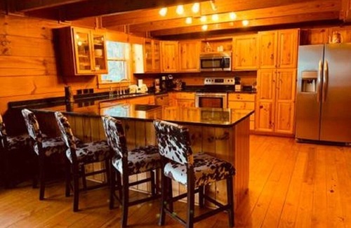 Todd Cabin | BEAR FEET RETREAT, 100 MILE VIEWS, HOT TUB, 4 BEDROOMS, sleeping loft SLEEPS 22