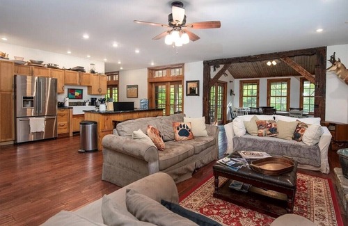 Stockbridge House | Bear-Foot Lodge Killington, Private! Sauna/Gameroom. Perfect for Large Groups!