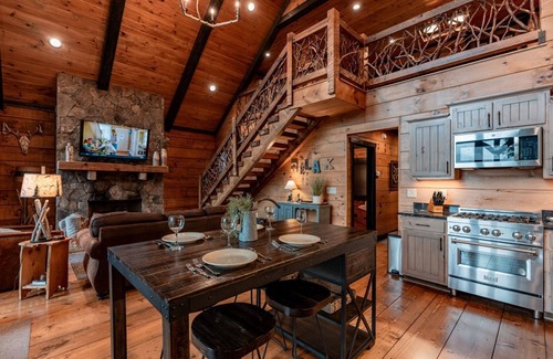 Topton Cabin | Bear Foot Lodge-Luxury Log Cabin Rental, Long Range Mountain Views, High Speed Internet, Fireplace, Rafting, Zip Lining, Horseback Riding-Nantahala NC.