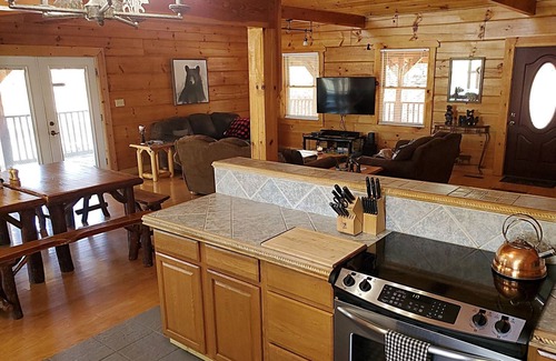Byrdstown Cabin | Bear Footin' - Cheerful 8 BR /4 Bath w/hot tub!