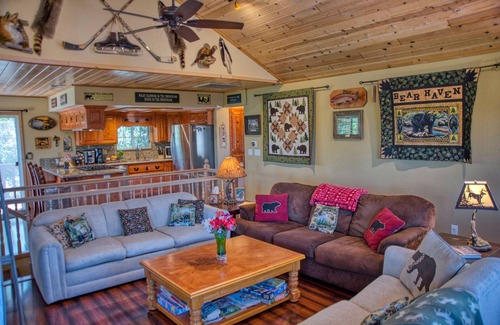 Upper Moonridge Cabin | Bear Haven – Pet-Free, Cozy as Can Be