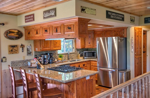 Upper Moonridge Cabin | Bear Haven – Pet-Free, Cozy as Can Be