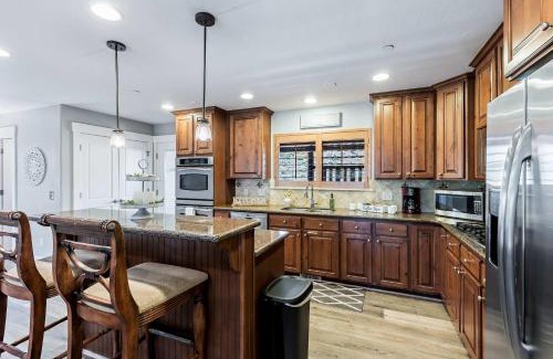 Bear Hollow Village House | Bear Hollow Heaven - Private Hot Tub 4 Bedroom Luxury Condo