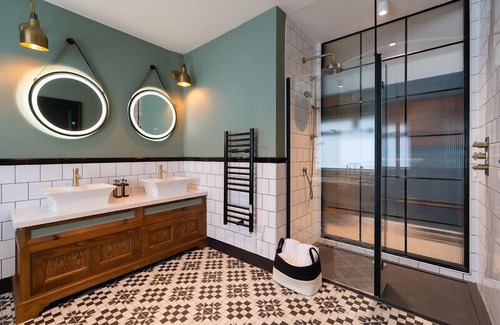 Bath Hotel | Bear Hotel