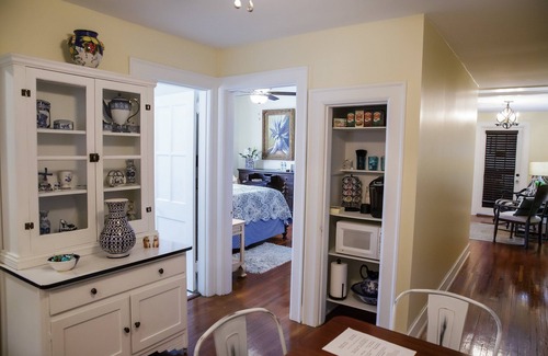 St. Elmo Improvement League Apartment | Bear House 1890, Johnson Retreat, Mins from Downtown, Perfect Luxurious Getaway!