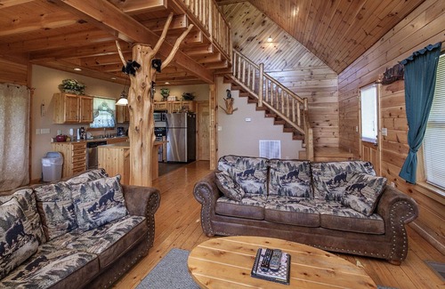Sevierville Cabin | Bear Hugs - Great Cabin! 2 Bedroom Cabin by RedAwning