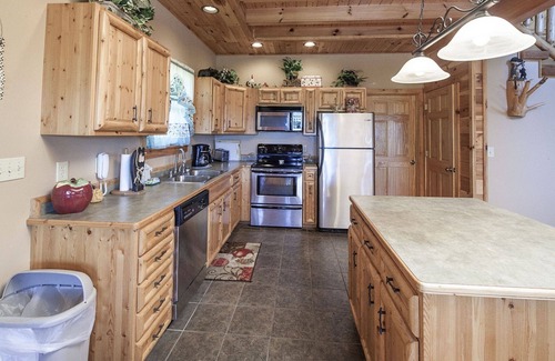 Sevierville Cabin | Bear Hugs - Great Cabin! 2 Bedroom Cabin by RedAwning