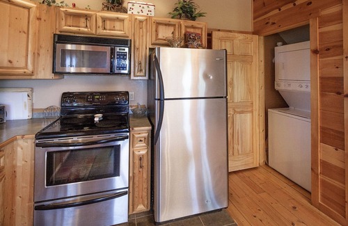 Sevierville Cabin | Bear Hugs - Great Cabin! 2 Bedroom Cabin by RedAwning