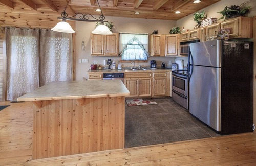 Sevierville Cabin | Bear Hugs - Great Cabin! 2 Bedroom Cabin by RedAwning