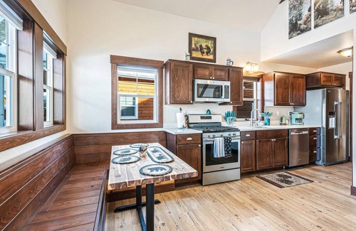 Dover House | Bear Necessities - 1 Bedroom and Loft 2 Bath Parkside Bungalow