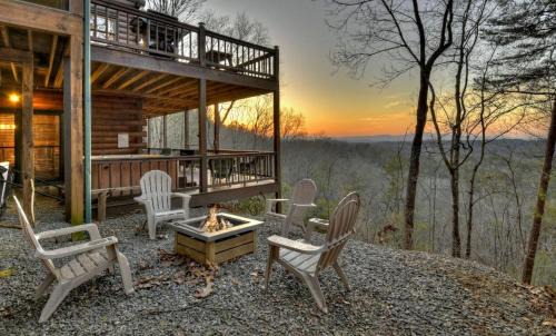 Morganton Villa | Bear Necessities Forget about your worries and cozy up around the firepit with friends