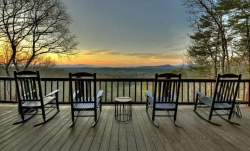Morganton Villa | Bear Necessities Forget about your worries and cozy up around the firepit with friends