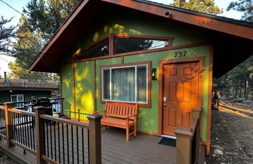 Sugarloaf House | Bear Nest - Cozy 2 bedroom House adjacent to National Forest with Deck BBQ Fireplace