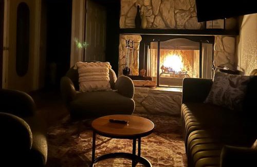 Sugarloaf House | Bear Nest - Cozy 2 bedroom House adjacent to National Forest with Deck BBQ Fireplace