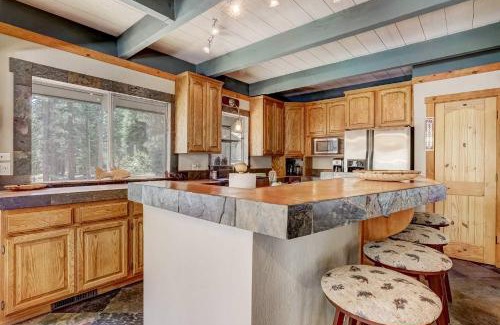 North Upper Truckee House | Bear Pause 4BR - Large Deck & Balcony