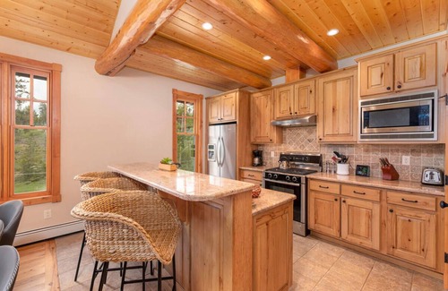 Fraser House | 🐻 Bear Pause | Pet Friendly Mountain Cabin | Bubbly Hot Tub | Awesome Decor!