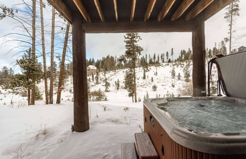 Fraser House | 🐻 Bear Pause | Pet Friendly Mountain Cabin | Bubbly Hot Tub | Awesome Decor!