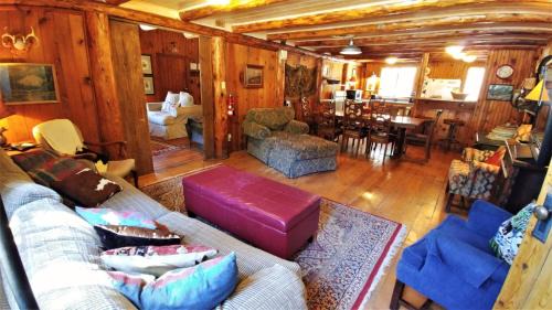 Red River House | Bear Run - Walk to Main Street - Rustic Cabin - WiFi - Washer - Dryer - Wood Burning Fireplace - Secluded Setting