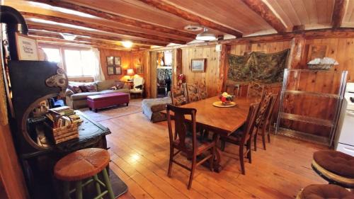 Red River House | Bear Run - Walk to Main Street - Rustic Cabin - WiFi - Washer - Dryer - Wood Burning Fireplace - Secluded Setting