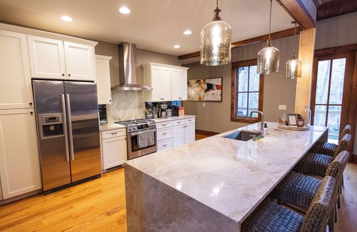 Sapphire House | BEAR'S DEN - Spacious mountain home on river game room & fire pit in Burlingame