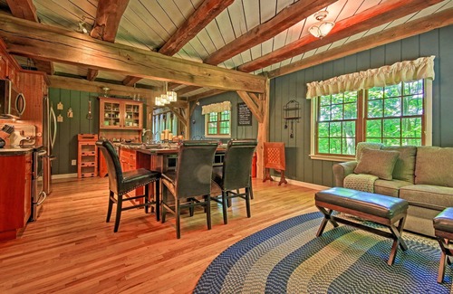 Acme Cabin | Bear's Eye View' - Mountain Retreat w/Hot Tub!