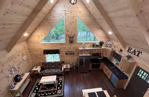 Campbellsville Cabin | Bear Tracks Getaway Cabin