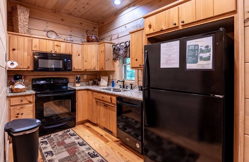 Topton Cabin | Bear Tree-Pet Friendly, Private Luxury Cabin Rental, 30 Minutes to the Great Smoky Mountains, Rafting-Nantahala NC