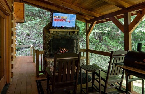 Topton Cabin | Bear Tree-Pet Friendly, Private Luxury Cabin Rental, 30 Minutes to the Great Smoky Mountains, Rafting-Nantahala NC