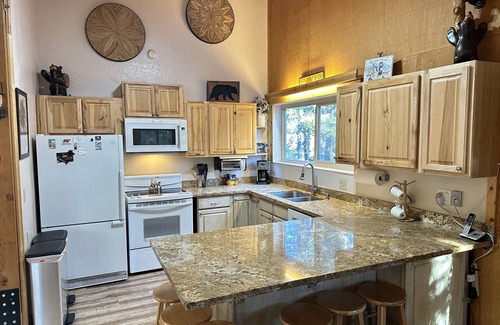 Bear Valley Cabin | BEAR VALLEY CABIN CLOSE TO VILLAGE/EASY WINTER ACCESS