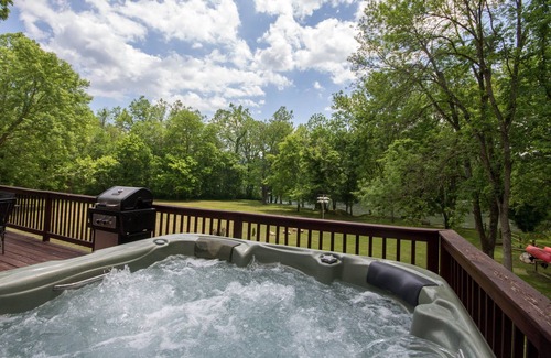 Luray Cabin | Bear Valley- Riverfront with hot tub - Starlink Satellite Wi-Fi