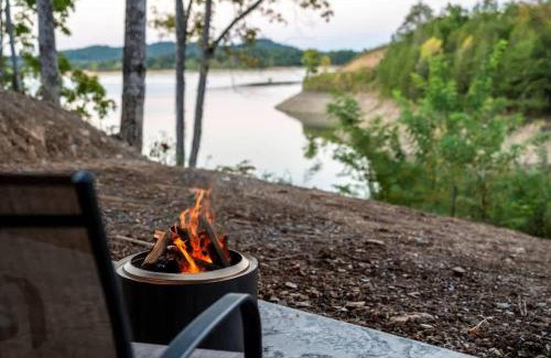 Sevierville House | Bearfoot Bungalow - Lakefront Paradise