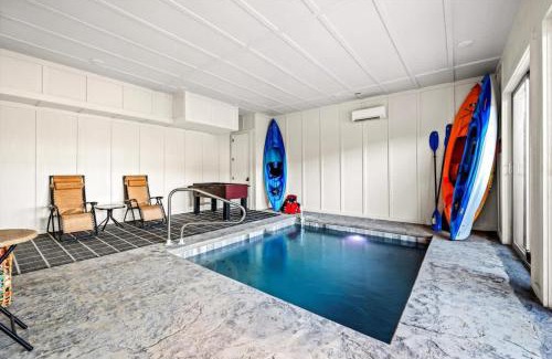 Sevierville House | Bearfoot Bungalow - Lakefront Paradise