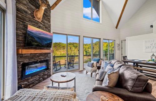 Sevierville House | Bearfoot Bungalow - Lakefront Paradise
