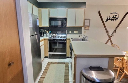 Killington Apartment | Bearmont- Pool, HotTub, FirePit, AC, Gym, Sauna