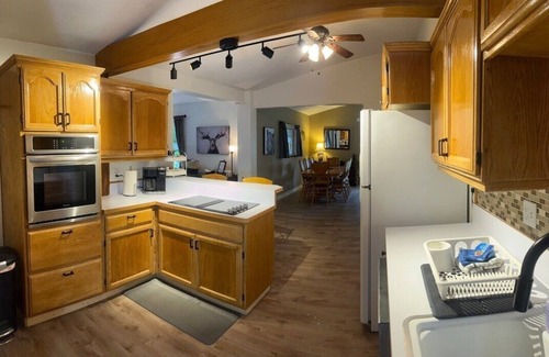 Ashford House | Bear’s Den hideaway with hot tub
