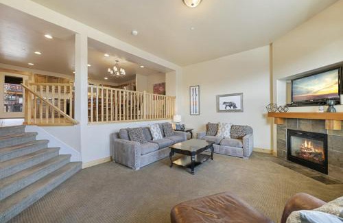 Bear Hollow Village House | Bears Lair Spacious Townhome with Private Hot Tub