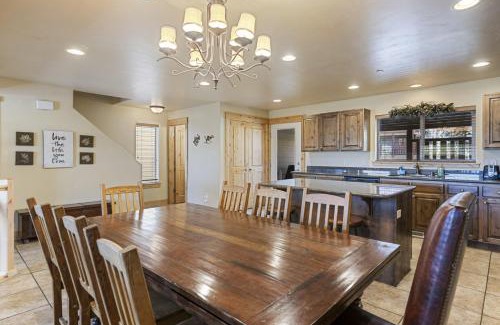 Bear Hollow Village House | Bears Lair Spacious Townhome with Private Hot Tub