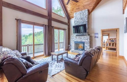 Franklin House | Beary Cozy Cabin! Incredible views, hot tub, games, and more!