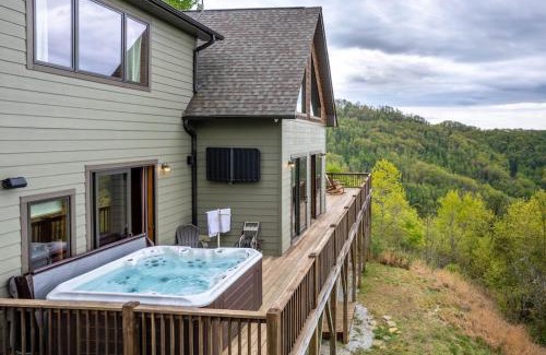 Franklin House | Beary Cozy Cabin! Incredible views, hot tub, games, and more!
