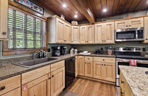 Wears Valley Cabin | Beary Cozy Easy Access 3br/2.5ba All The Charm Of The Smoky Mountains. Free WiFi
