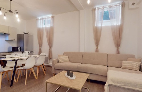 Poincare Apartment | beau bourg quartier halles 2br