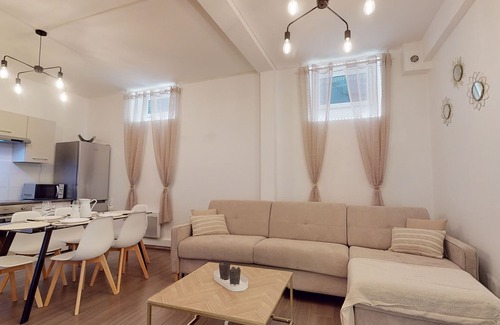Poincare Apartment | beau bourg quartier halles 2br