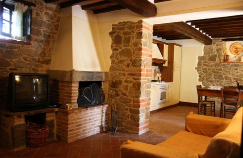 Civitella in Val di Chiana Villa | Beautiful private villa for 8 guests with WIFI, private pool, TV and pets allowed, close to Arezzo