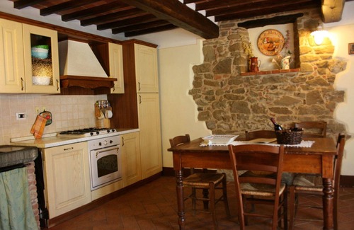Civitella in Val di Chiana Villa | Beautiful private villa for 8 guests with WIFI, private pool, TV and pets allowed, close to Arezzo